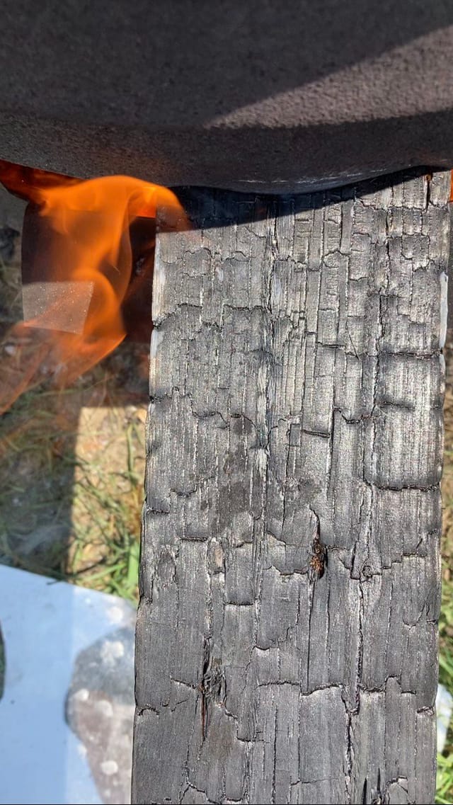 Planche de bardage passée à la flamme, surface carbonisée