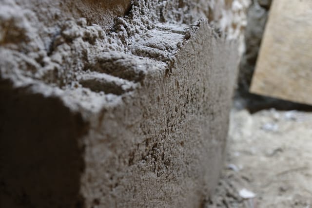 Bloc d'isolant expérimental en chaux et carton, texture rugueuse