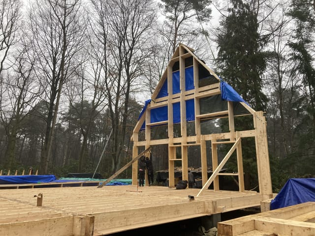 Ossature bois d'une maison à pignon en construction dans la forêt