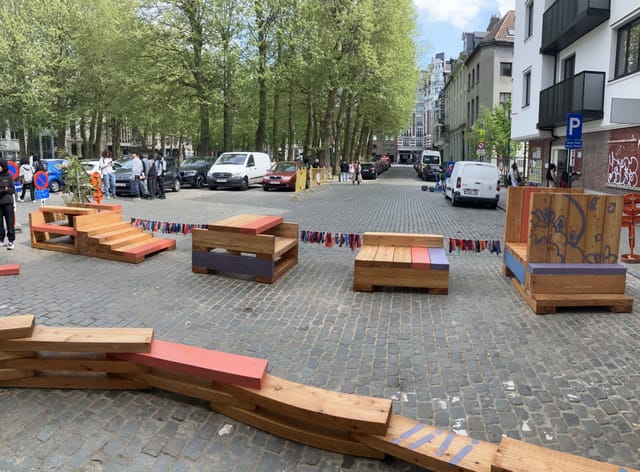 Le mobilier installé le long de l'avenue bordée d'arbres
